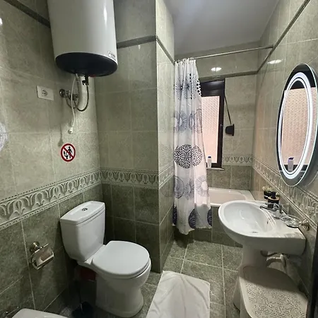 Nunu's * Tirana